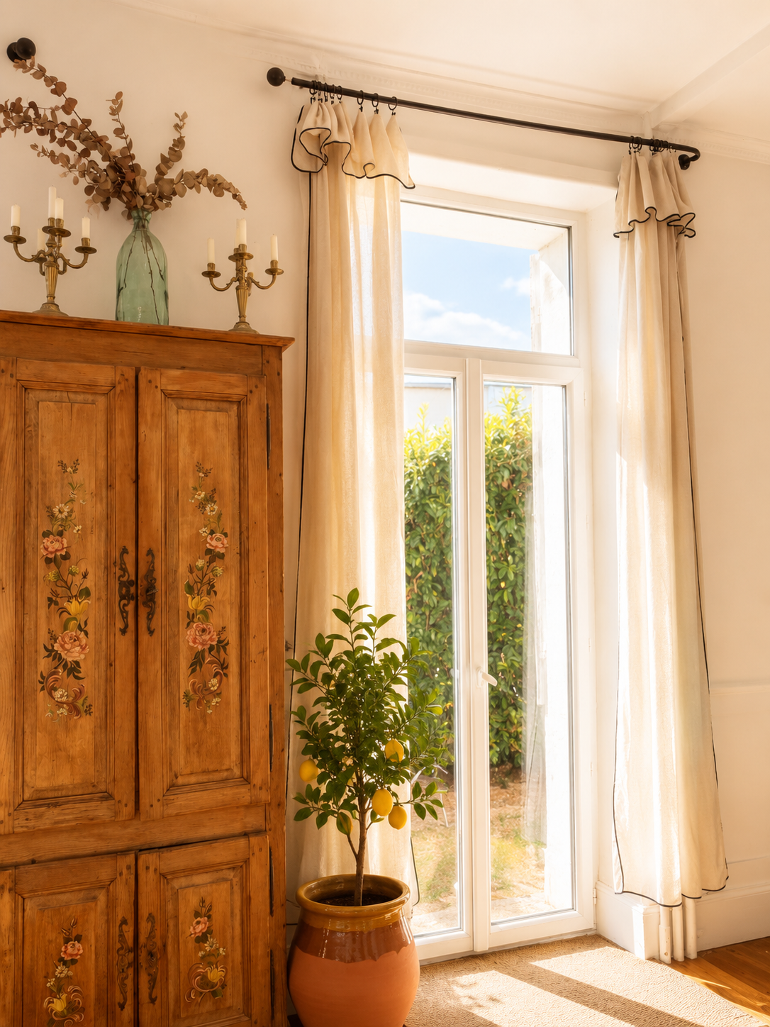 Fixation de tringle à rideaux sur mesure à Périgueux en Dordogne