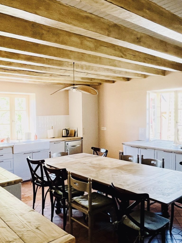Cuisine de campagne Leroy Merlin Newport lin avec plan de travail en bois massif et crédence zellige