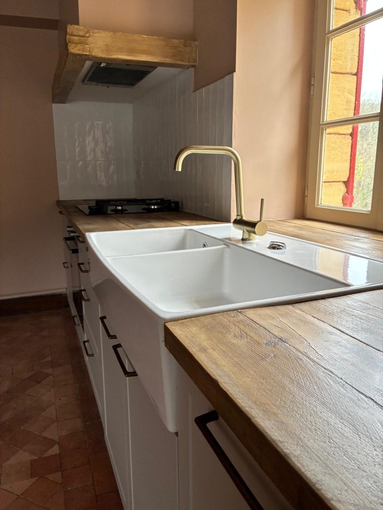 Cuisine de campagne avec timbre d'office et plan de travail rustique en bois vieilli sur mesure
