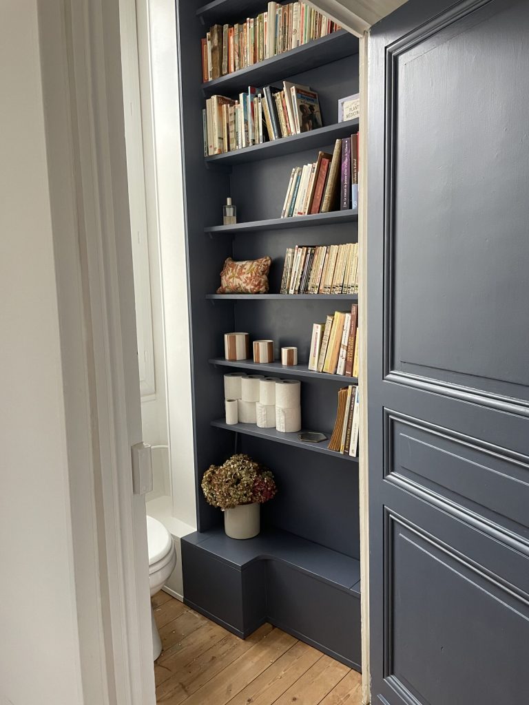Bbliotheque-bleu-ardoise-sur-mesure-toilettes-coffre-rangement-tuyau-encastre