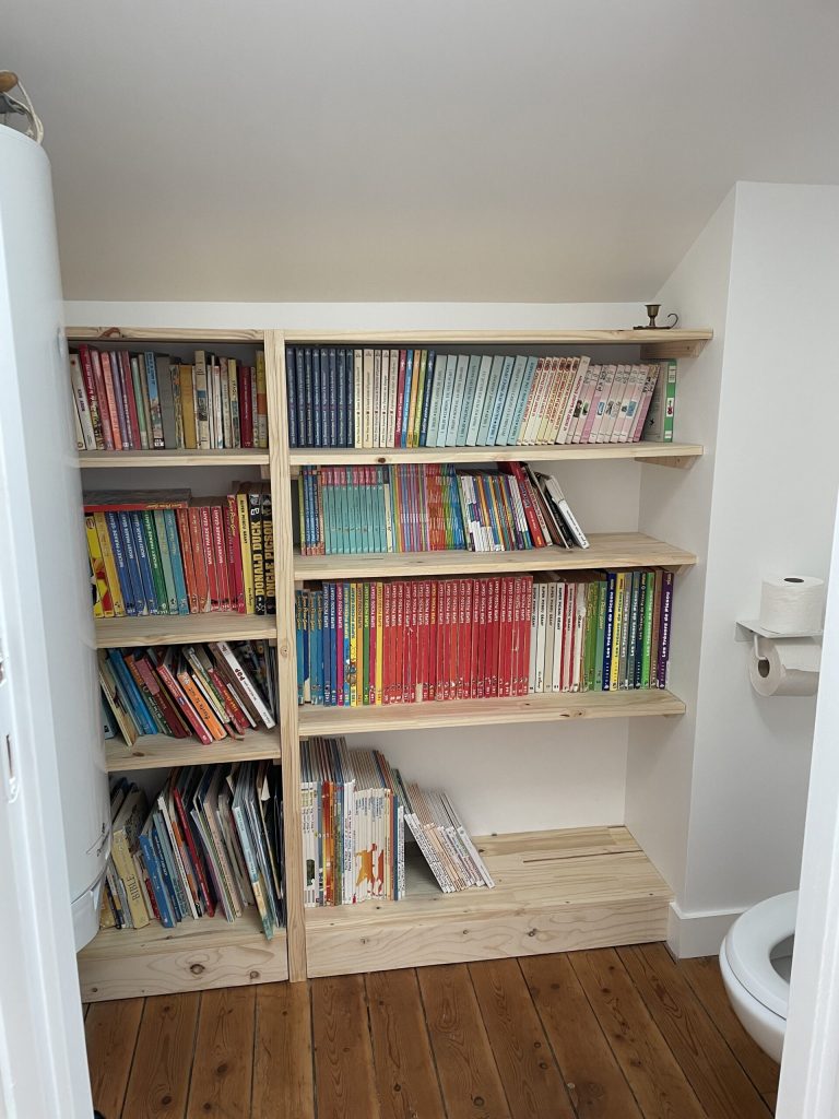 Construction de bibliothèque sur mesure en salle de toilettes