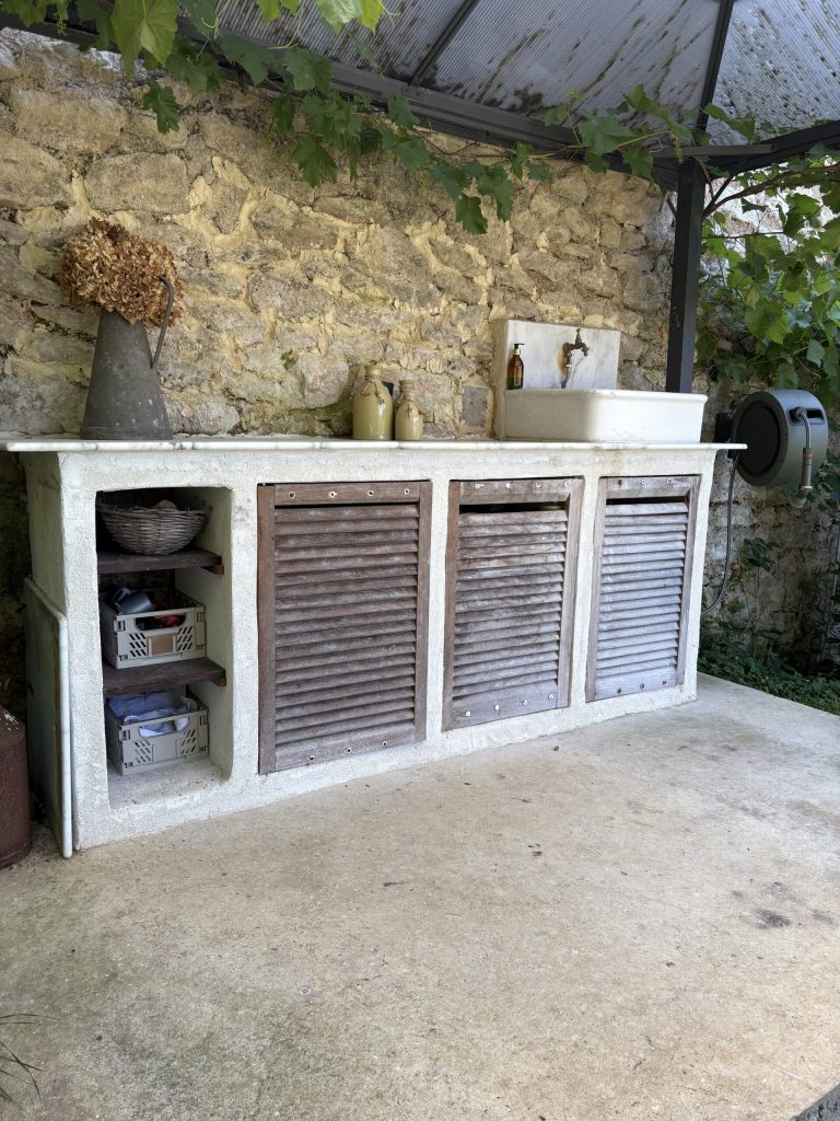 Cuisine d'été extérieure en Siporex avec évier intégré