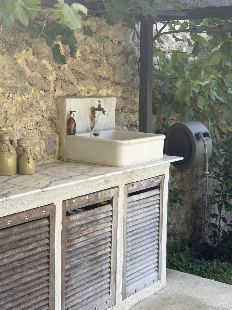 Cuisine d'été extérieure en Siporex avec évier intégré