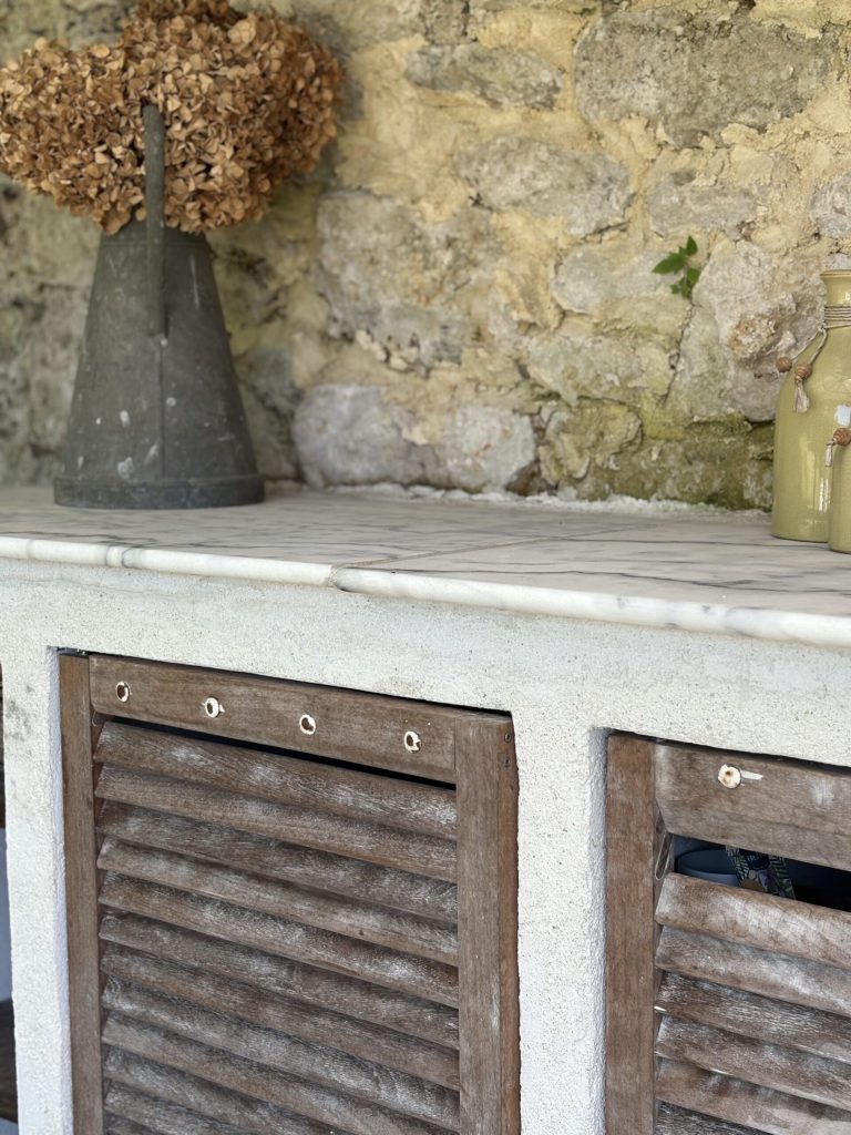 Cuisine d'été extérieure en Siporex, bois et marbre