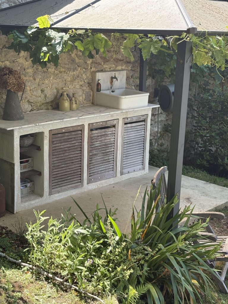 Cuisine d'été extérieure en Siporex, bois et marbre