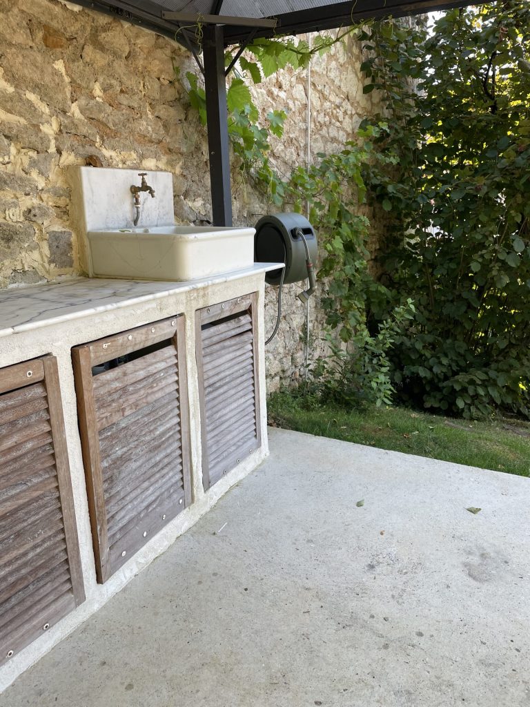 Cuisine d'été Siporex et bois extérieur sous abri