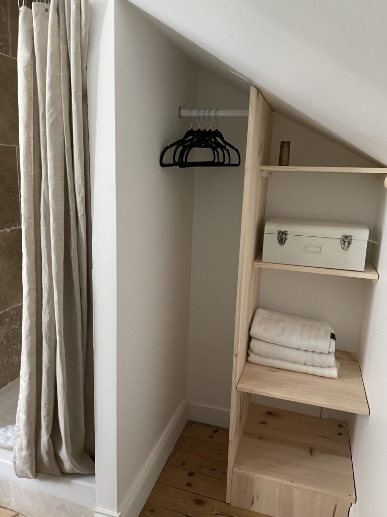 Penderie et étagères agencées en sous pente