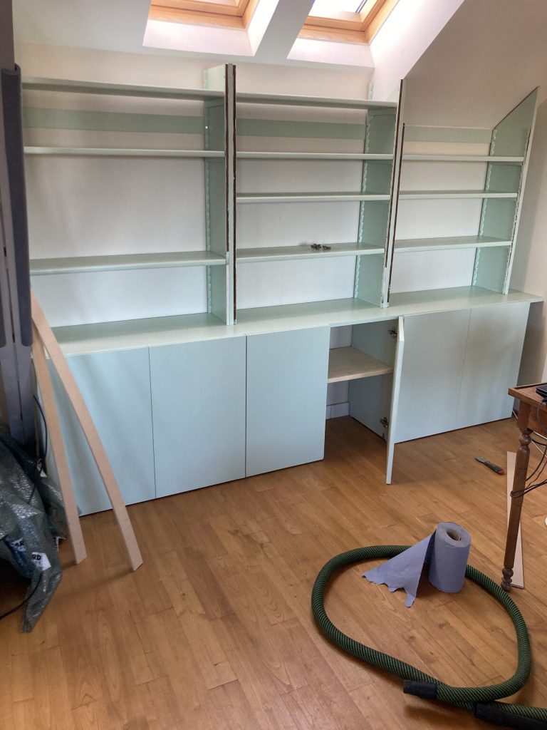 Construction de bibliothèque sur mesure en sous-pente