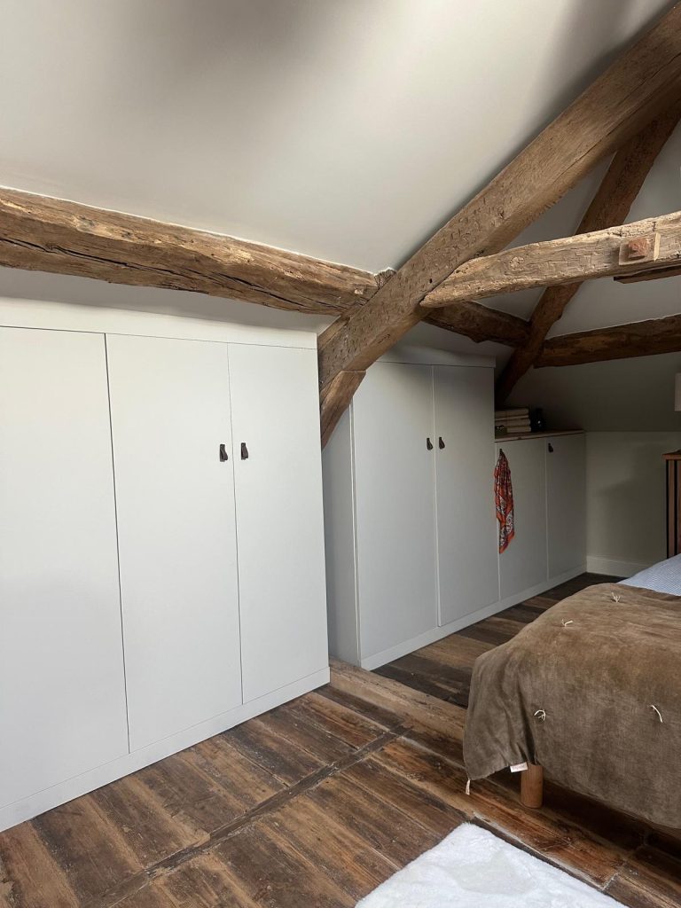 Placards-sous-pente-sous-les-toits-en-mdf-avec-portes-et-etageres-atelier-bois-et-saisons